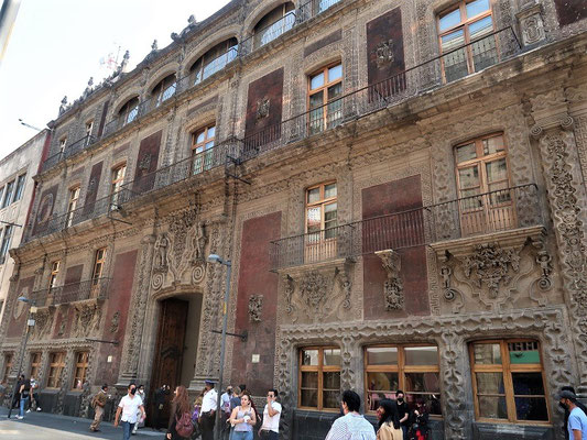 Palacio de Iturbide mit einer Ausstellung der mexikanischen Künstlerin Yvonne Domenge und diversen indigenen Künstlern....