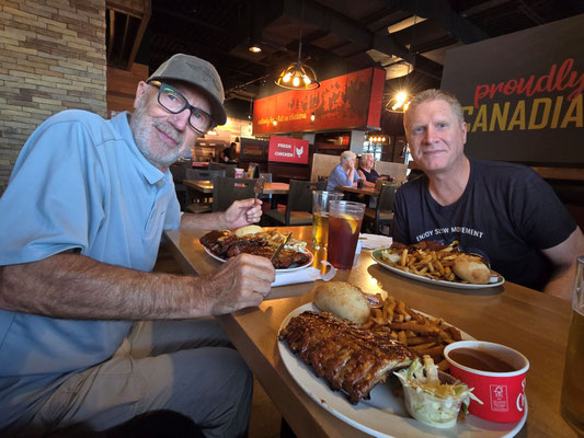 Nach der Ankunft von Ramon - Nachtessen im Swiss Chalet :o)