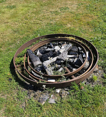 ....der Eisenring wird erhitzt und kann über das Holzrad gestülpt werden....