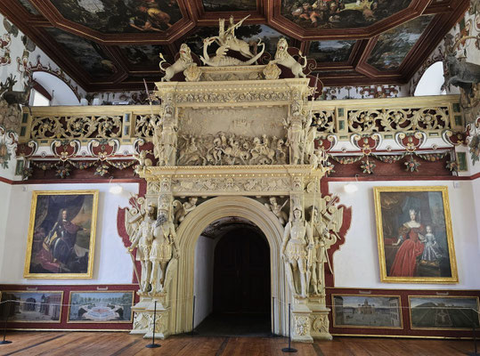 ....Eingang zum Saal....