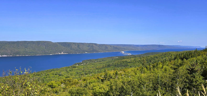 Auf der gegenüberliegenden Seite zieht sich der Cabot Trail der Küste entlang....