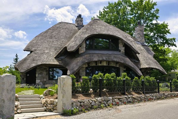 Ein mit Ried gedecktes Earl Young Gnome House