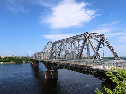 Die 564 m lange Royal Alexandra Brücke verbindet Gatineau mit Ottawa