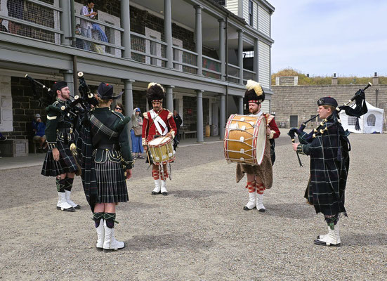 Zur Auflockerung spielt eine Pipe Band auf