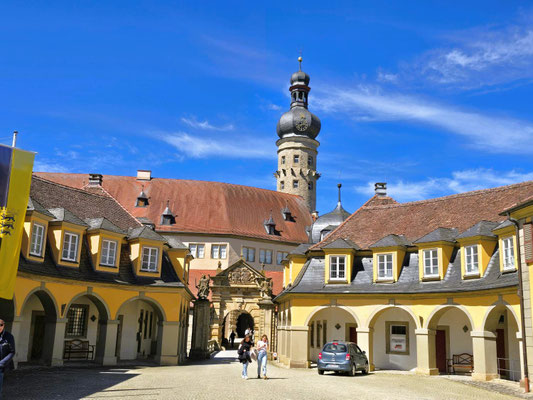 Schloss Weikersheim - Eingang mit dem mittelalterlichen Bergfried....