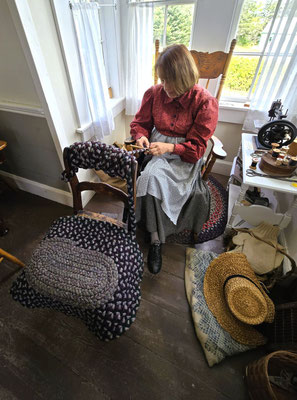 Aus Stoffresten werden Teppiche hergestellt