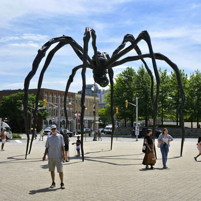 Maman - 9 m hohe Spinnenplastik mit 26 Eier im Beutel der Künstlerin Louise Bourgeois