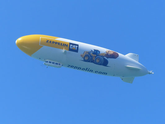 ....begleitet von einem Zeppelin