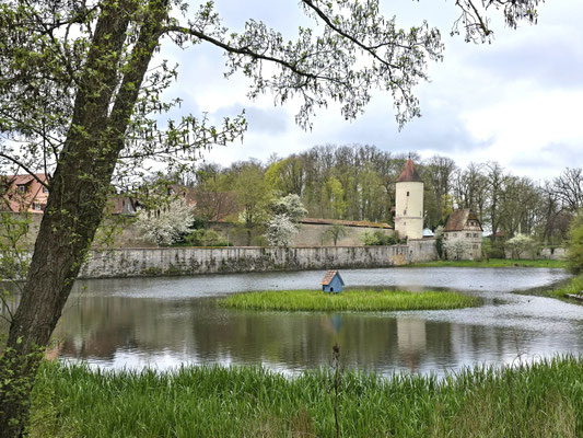 Rothenburger Weier mit Stadtmauer, Faulturm und Parkwächterhäuschen