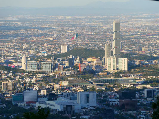 Sicht auf den Cerro Obispado mit der grossen Flagge