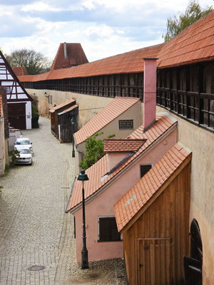 ....'Kasarme' an den Wehrgang gequetschte Häuschen für arme Leute, die bei einem Angriff für die Soldaten geräumt werden mussten