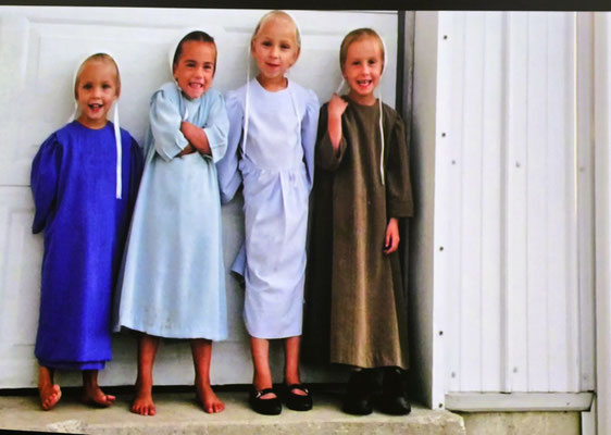 Amische Kinder in traditionellen Kleidern....