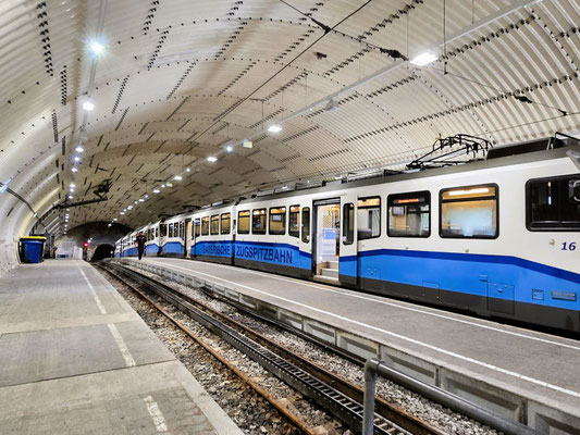 Zahnradbahn im Bahnhof Zugspitzplatt auf 2600m