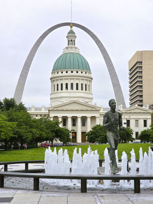 Gateway Arch mit Old Court House