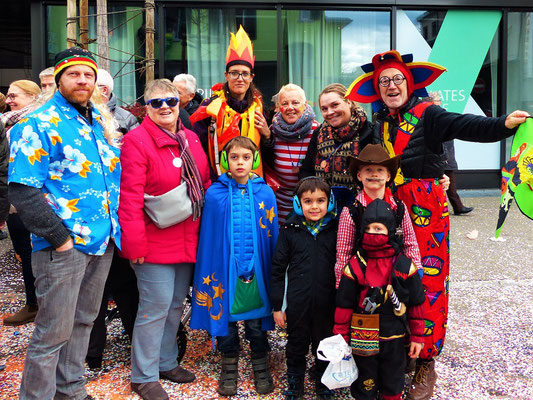 Die Familie versammelt sich zur Fasnacht in Baar und Luzern