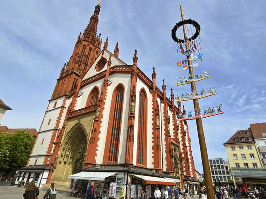 Marktplatz mit der grossen Marienkapelle
