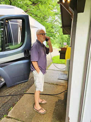 Der geduldige Robert beim Einchecken auf den Camping
