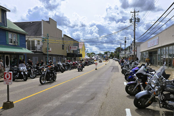 Digby ganz in den Händen der Motorradfahrer....