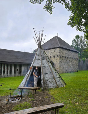 Tipis aus Birkenrinde, für Huronen-Gäste, die sich nicht bekehren liessen