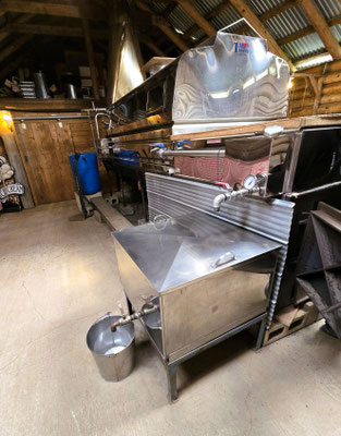 Der Ahornsirup fliesst durch einen Filter und ist anschliessend genussfähig