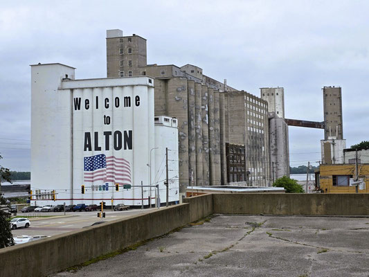 Mächtige Getreide-Silos heissen uns in Alton willkommen....