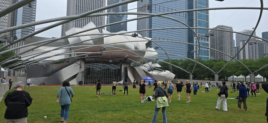 Jay Pritzker Musik-Pavillon - von Frank Gehry - heute Aerobic für alle!