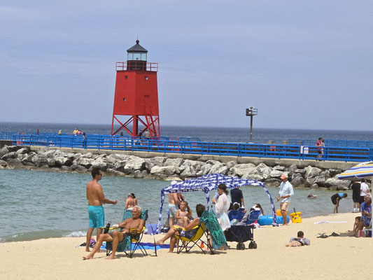 Badestrand - brrr, kaltes Wasser - mit Leuchtturm 