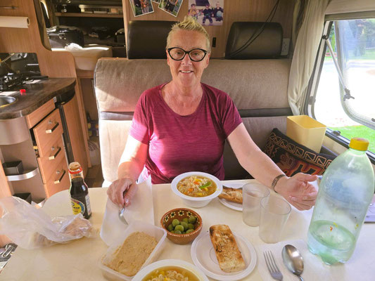 ....letzte Mahlzeit im Camper - es gibt, was es noch hat ;o)
