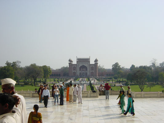 Blick vom Taj Mahal zum Darwaza
