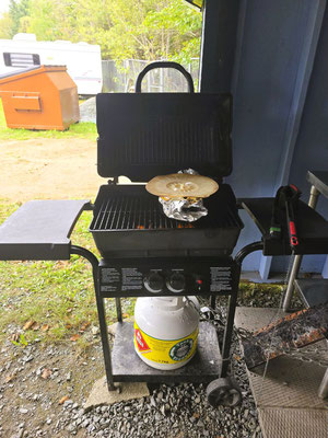 ....kein Gas mehr in unseren Tanks - wir kochen auf dem Camping-Grill....