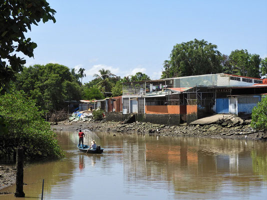 Im Kanal wird gefischt