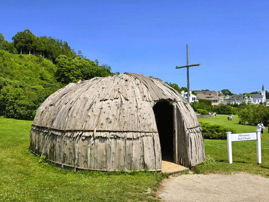 Kapelle von 1666, mit Baumrinde abgedeckt