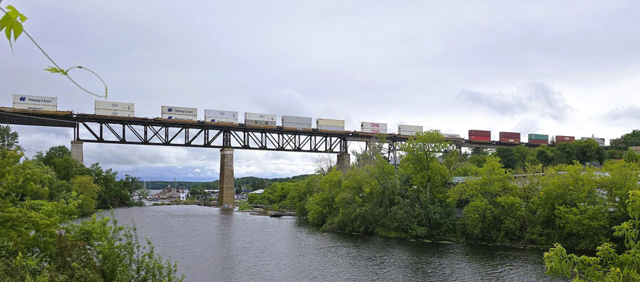 ....mit den hupenden Güterzügen über die Brücke des Lake Huron