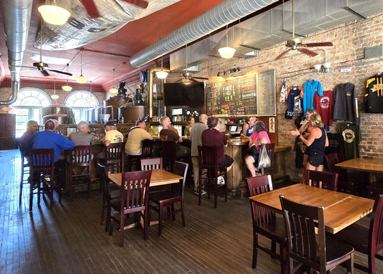 In der Bar der Keweenaw Brauerei finden wir dann doch noch einige Einwohner von Houghton