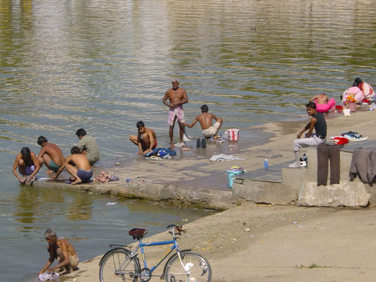 Baden und Wäschewaschen im See