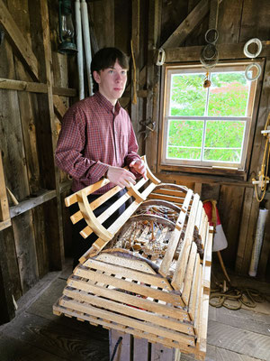 Der junge Hummerfischer weiss viel zu berichten....