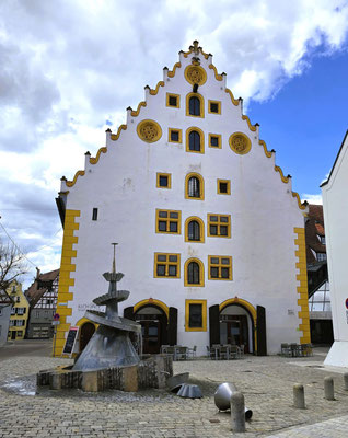 Eindrückliche Gebäude mit hohen Giebeln....