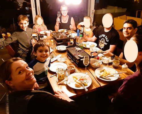 Bei einem feinen Raclette im Kreise unserer Kinder und Enkel....