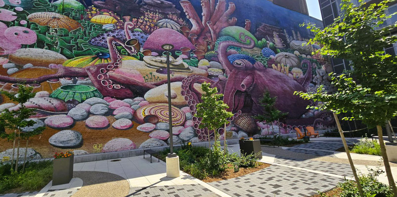 Park mit schönem Mural - wegen den vielen Obdachlosen leider mit einem hohen Zaun abgesperrt