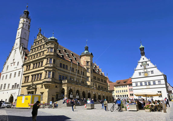 Marktplatz mit Rathaus....