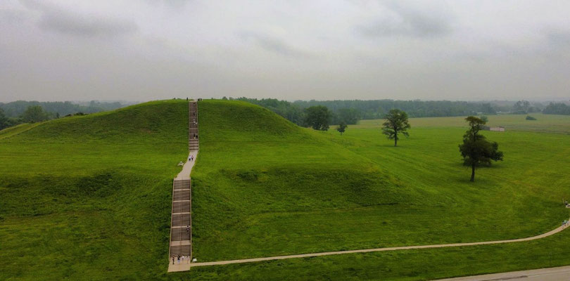 Der Monks Mount ist mit 30.5 m Höhe die höchste Erdpyramide....