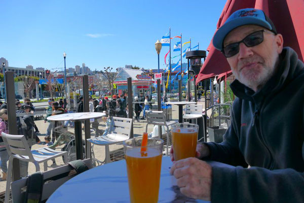 Ein kühles Blue Moon-Bier am Pier 39
