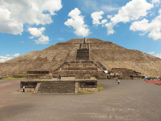Sonnenpyramide - 65 m hoch, 220x220 m Grundfläche