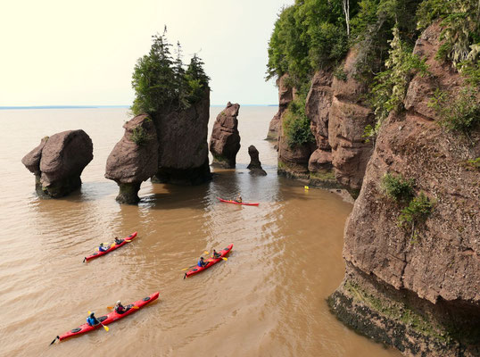 Bei Flut erkunden Kajak-Fahrer die Felsen im Wasser....