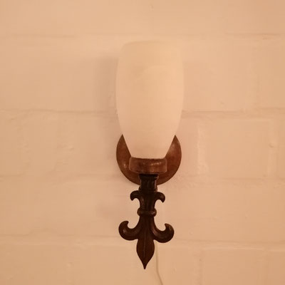 TW13C Wandfackel Lilie kurz, Alabaster, Fb. creme, mit Schmiedeeisen in Rostpatina-Optik, ca. 35x11 cm: 189,- €, zzgl. Versandkosten