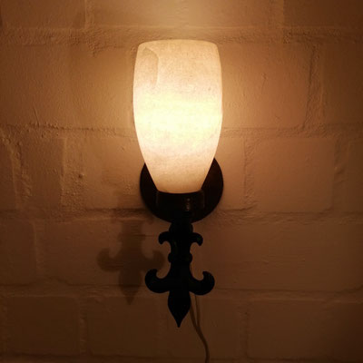 TW13C Wandfackel Lilie kurz, Alabaster, Fb. creme, mit Schmiedeeisen in Rostpatina-Optik , ca. 35x11 cm: 189,- €,zzgl. Versandkosten 