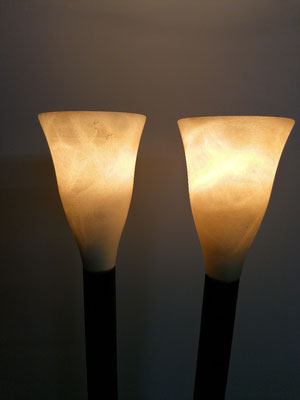 Alabaster Stehlampe AT05C, creme, 167 cm h., Fuß aus Schmiedeeisen mit Rostoptik Patina.
