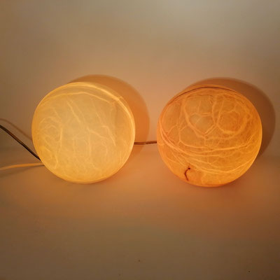 Unikat Alabasterlampen SMD19C, Fb. creme, SMD19T, Fb. terra. Je 19x 19 cm.