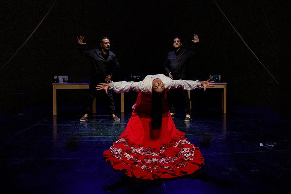 contratar obra de teatro las 13 Rosas