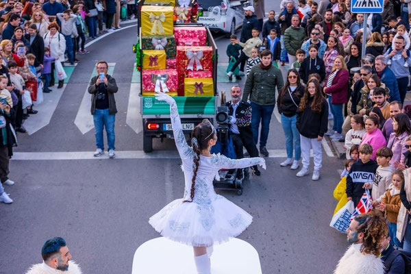Pasacalles itinerante Piano blanco con bailarina Cordoba